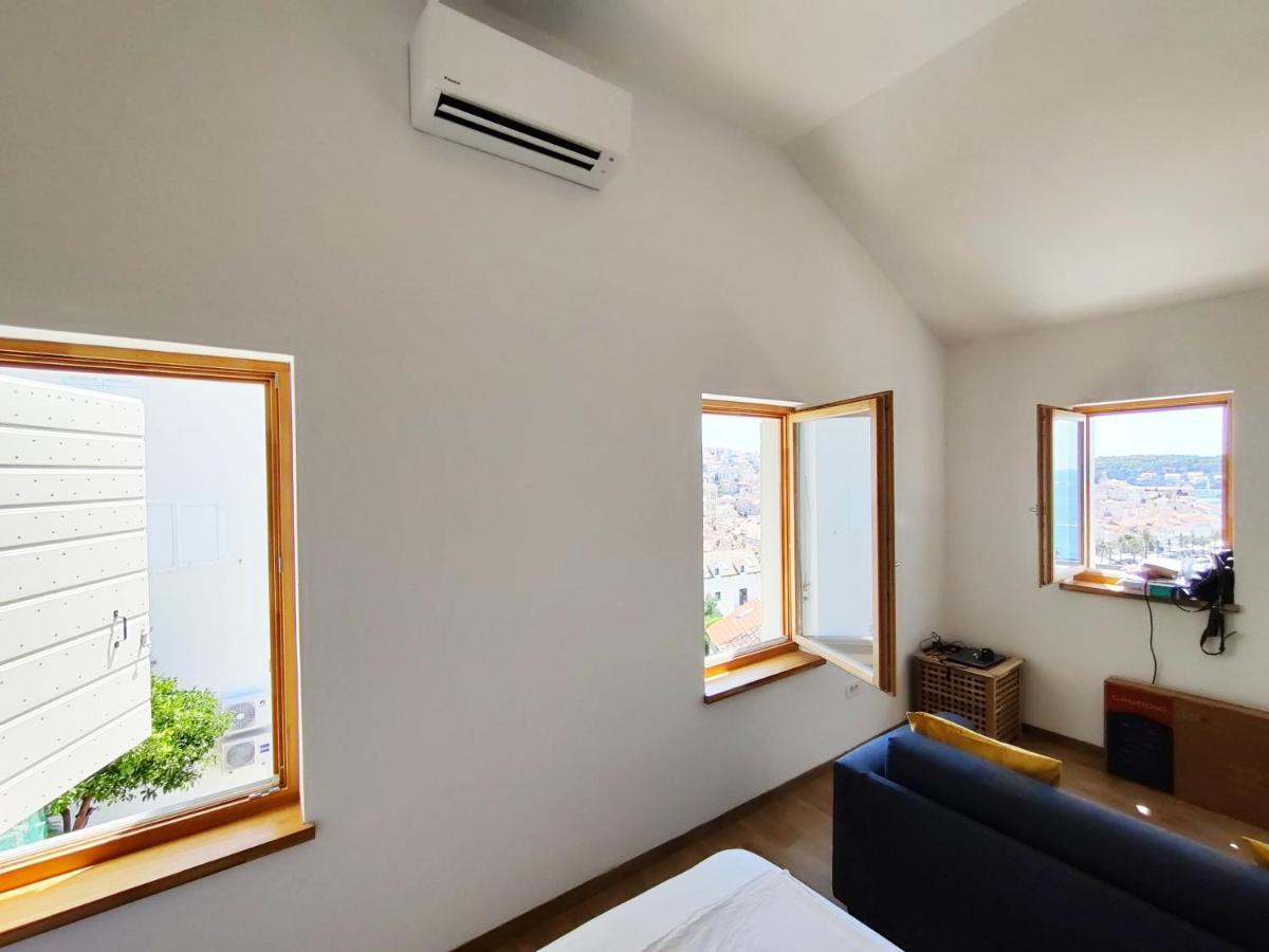 Apartment Brand New W Balcony & Perfect Seaview At Center *