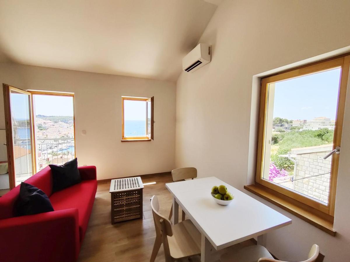 Apartment Brand New W Balcony & Perfect Seaview At Center