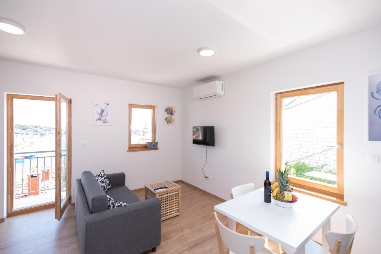 Apartment Brand New W Balcony & Perfect Seaview At Center *