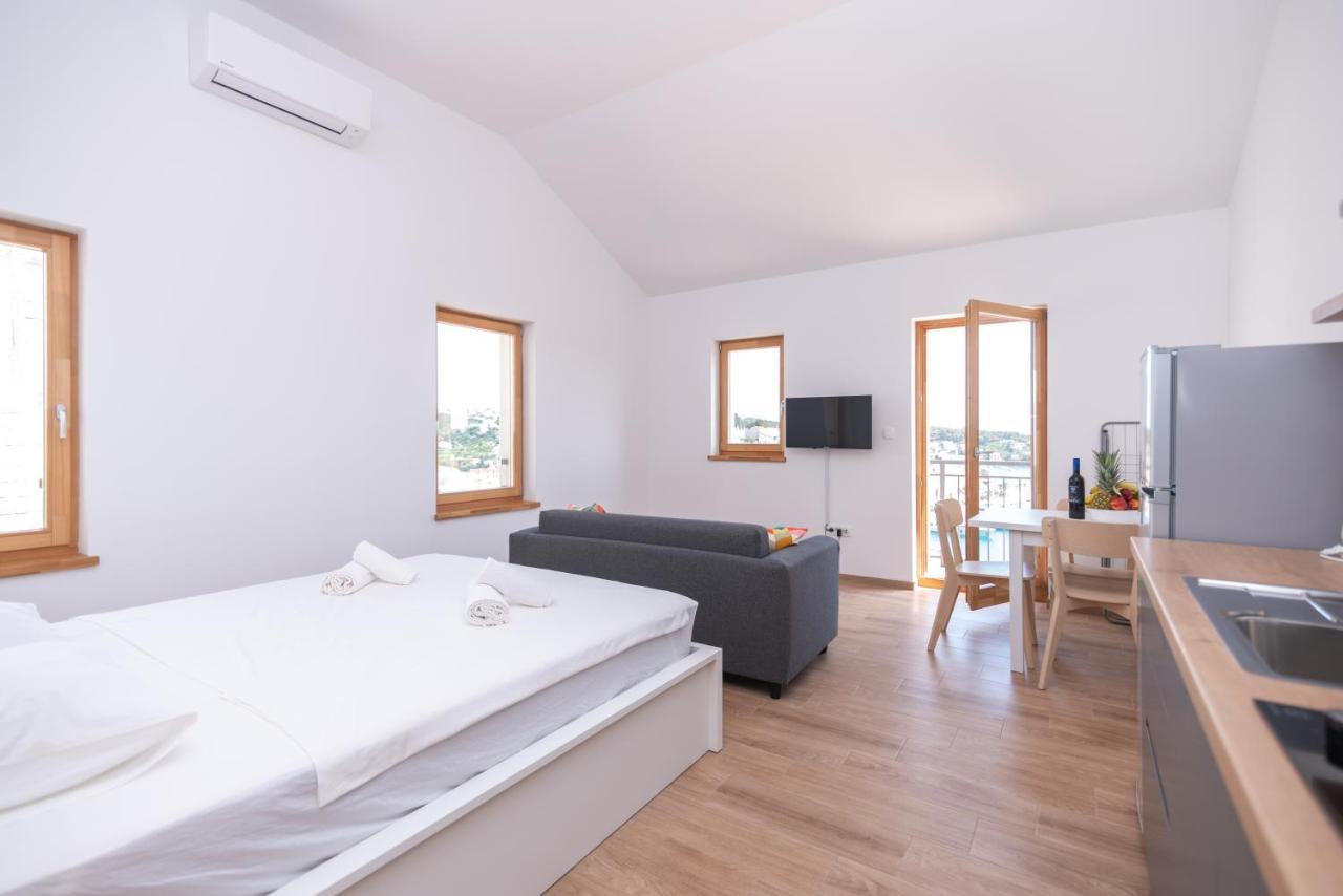Brand New W Balcony & Perfect Seaview At Center Apartment