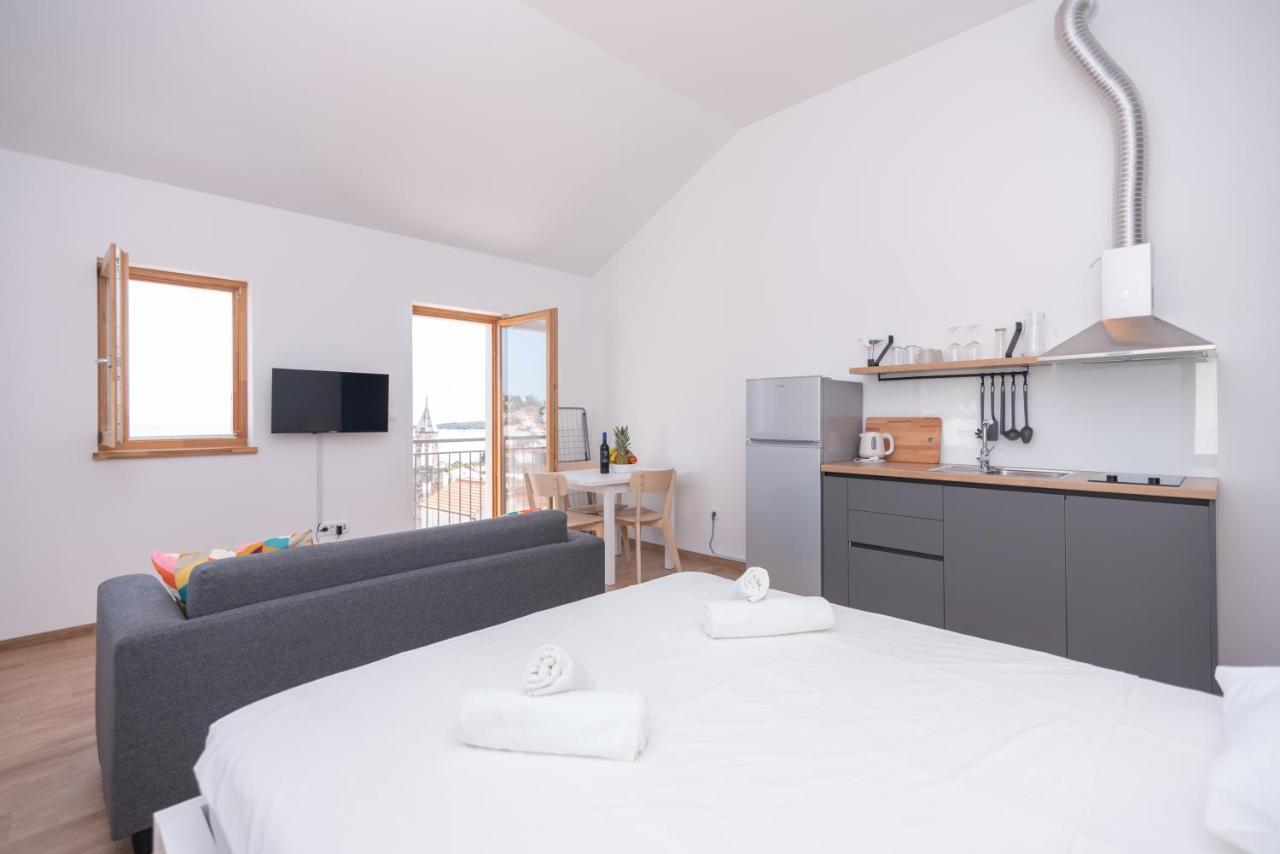 Apartment Brand New W Balcony & Perfect Seaview At Center