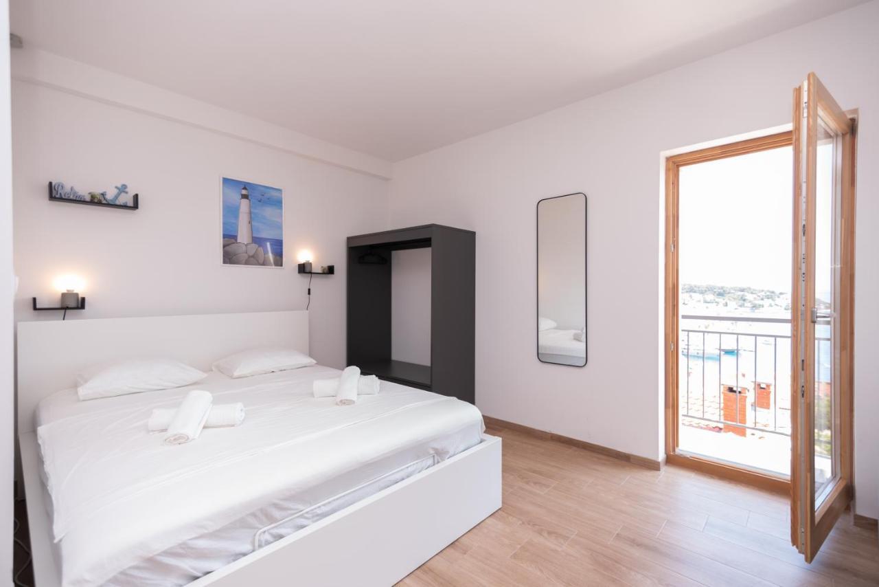 Apartment Brand New W Balcony & Perfect Seaview At Center *