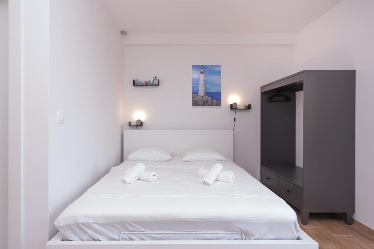 Apartment Brand New W Balcony & Perfect Seaview At Center *